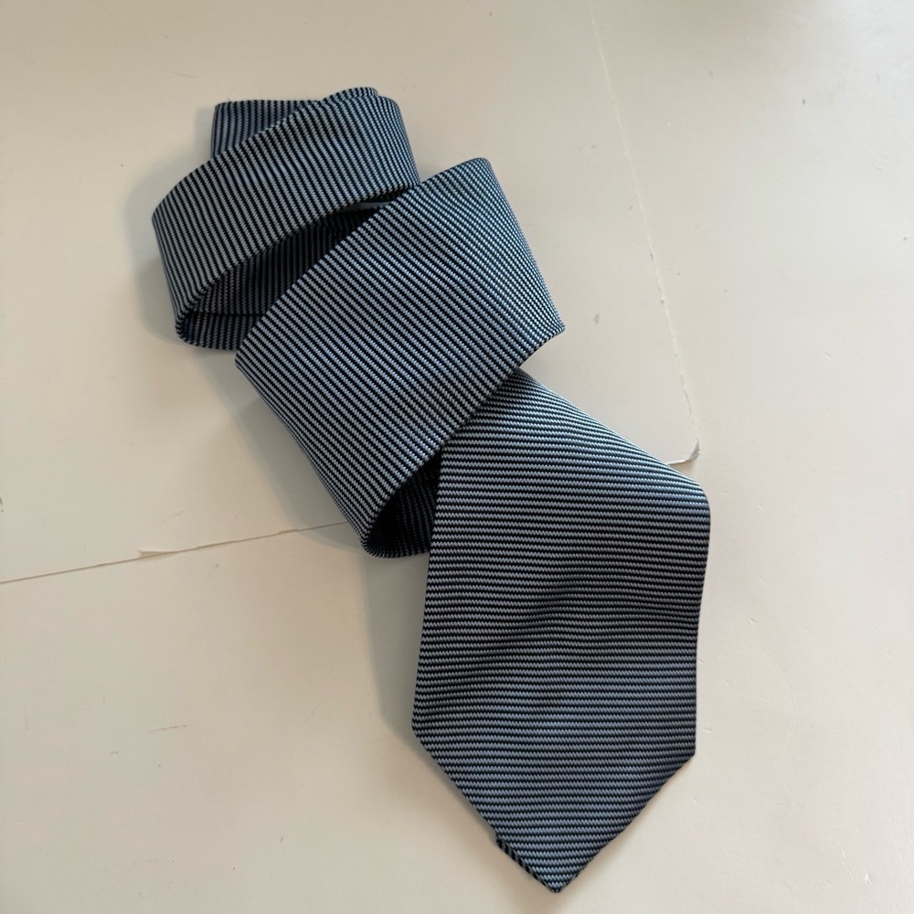 Banana Republic 100% Silk Micro Stripe Blue Men’s Necktie Neutral Casual